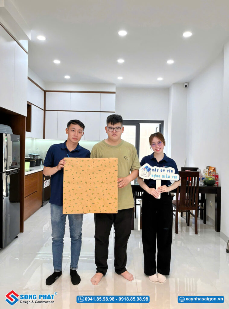 Đội ngũ Song Phát đến bàn giao nhà cho gia đình anh Tú