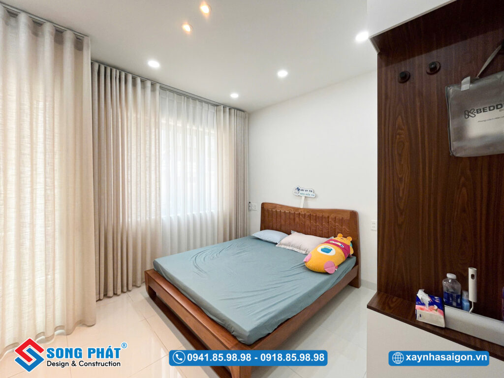 Hệ đèn kịch trần bố trí tinh gọn – ánh sáng lan tỏa đều, tôn lên không gian hiện đại