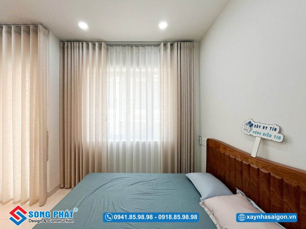 Rèm cửa mềm mại, tông sáng vừa cản nắng vừa giữ không gian luôn dịu nhẹ, thư thái