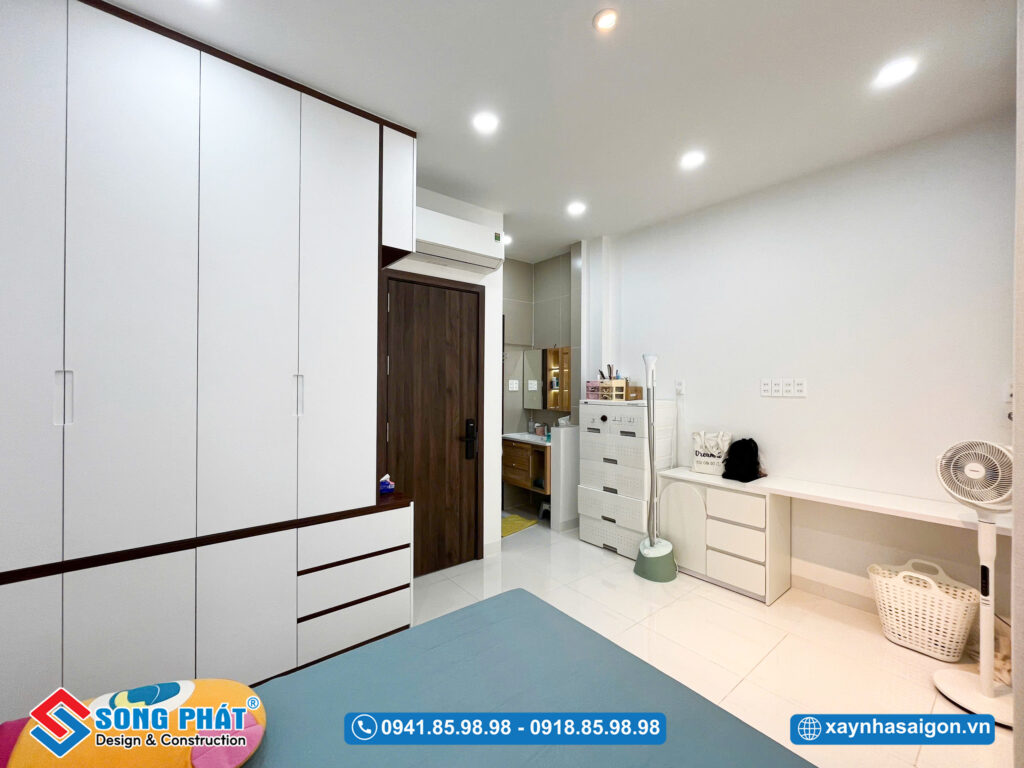 Góc bố trí các kệ tủ để vật dụng cá nhân của gia đình