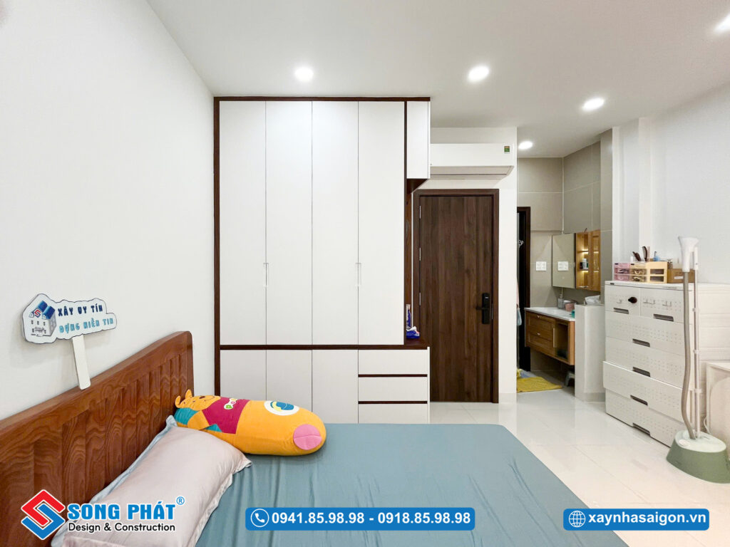 Tủ quần áo kịch trần tone màu trắng sáng giúp tiết kiệm không gian 