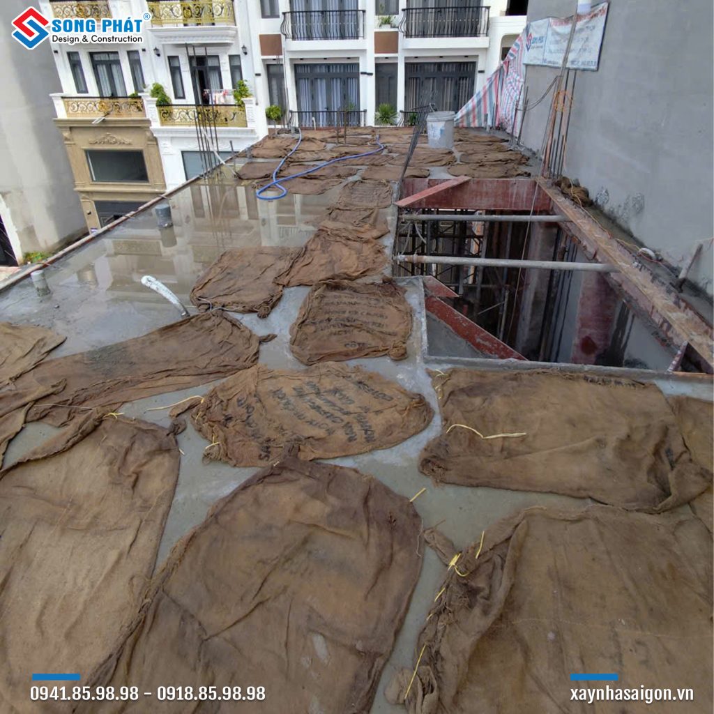 Bao che, tưới ẩm bảo dưỡng bê tông sàn