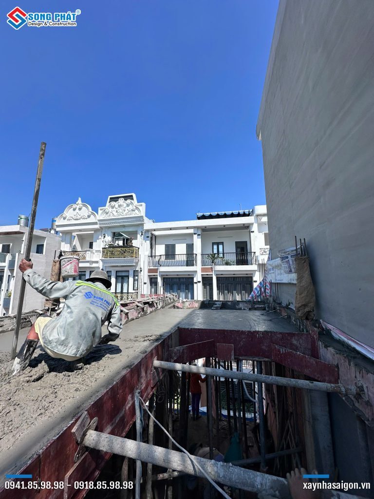 Tiến hành đổ bê tông sân thượng