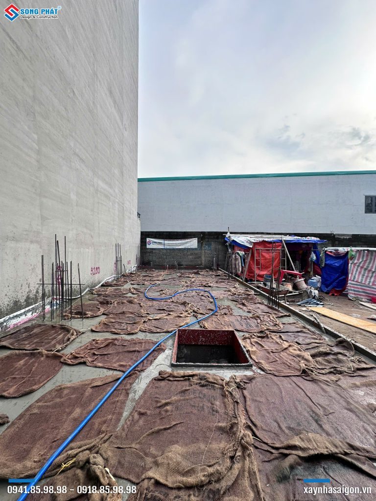 Bao che, tưới ẩm bảo dưỡng bê tông sàn