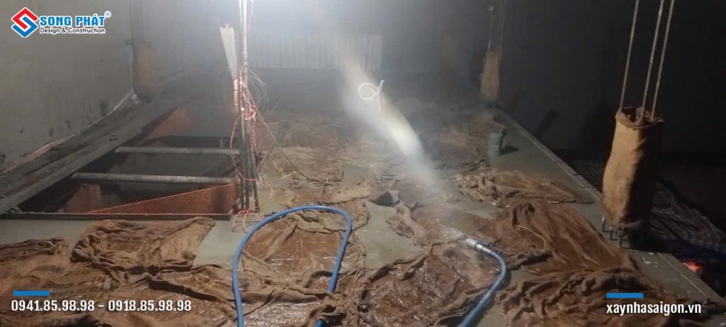 Bao che, tưới ẩm bảo dưỡng bê tông sàn