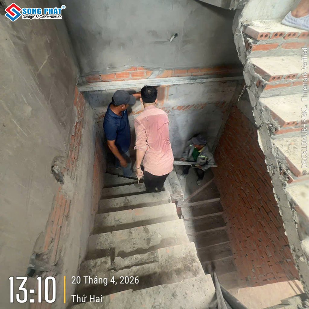 20/04 Tô tường ô cầu thang