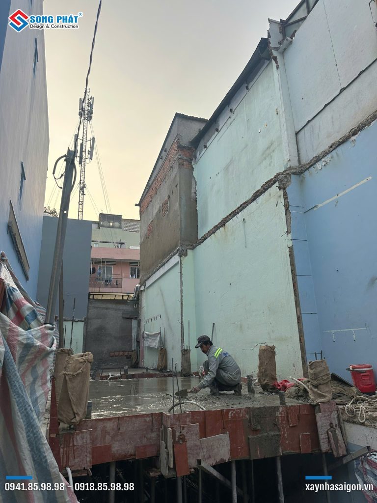 Đổ bê tông sàn lầu 1