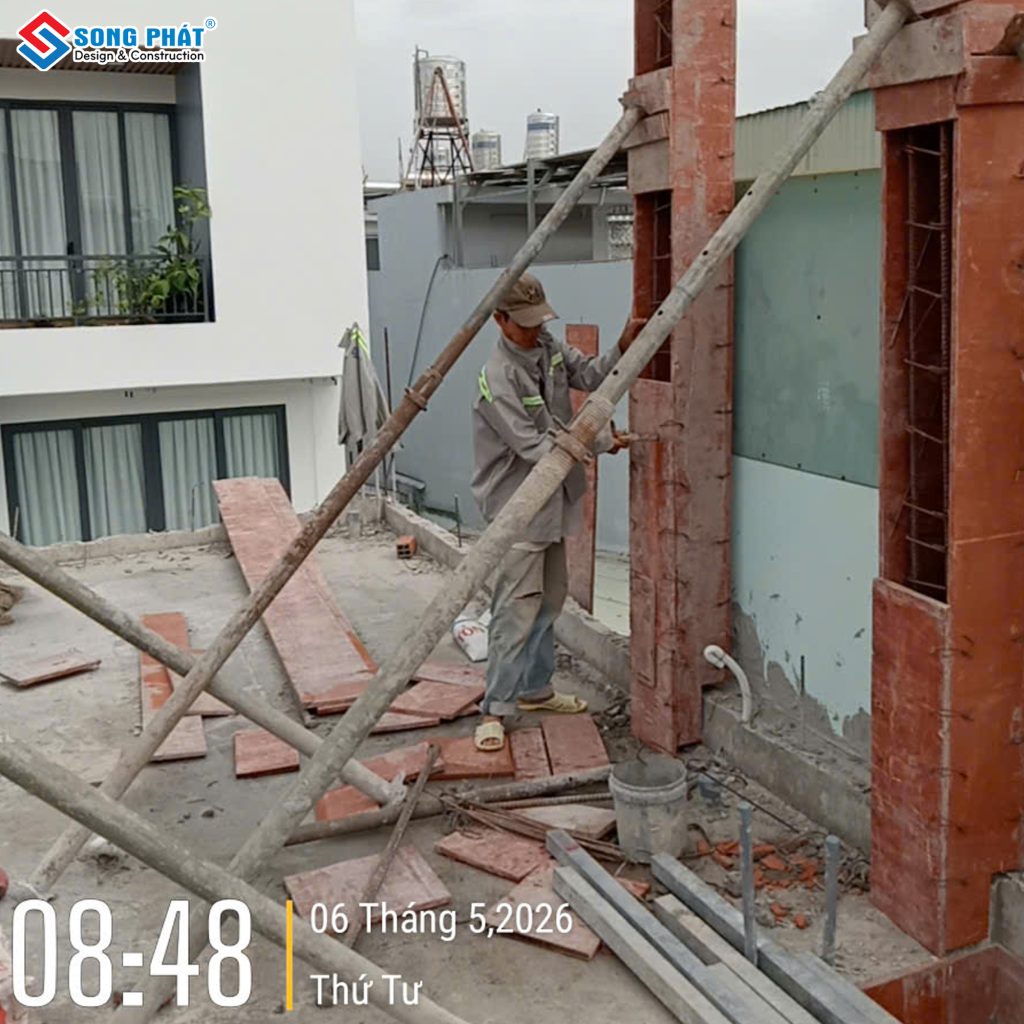 06/05 Đổ bê tông cột sân thượng