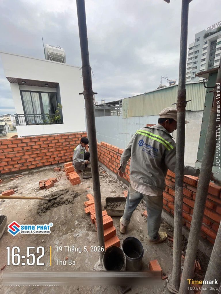 19/05 Xây tường bao mái