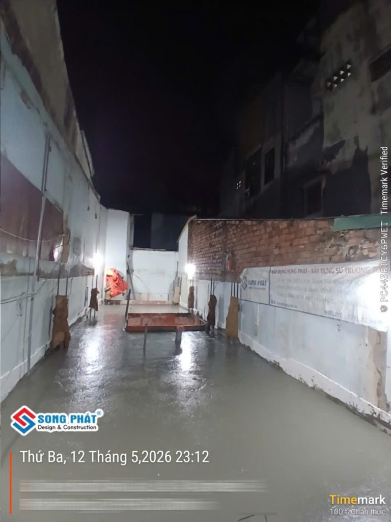 Hoàn thiện đổ bê tông sàn lầu 1