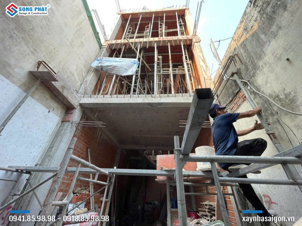 Mặt tiền nhà anh Hào đang thi công