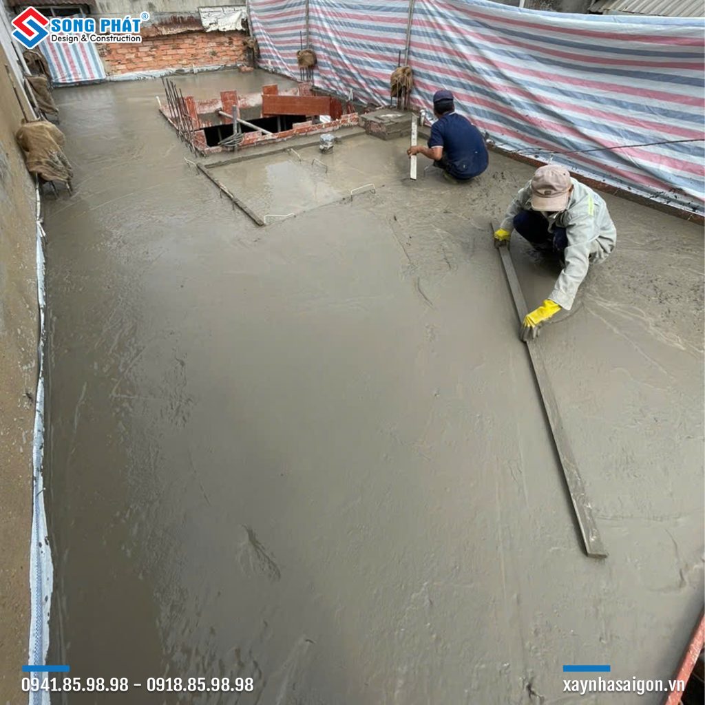 11/12 Đổ bê tông sàn lầu 1