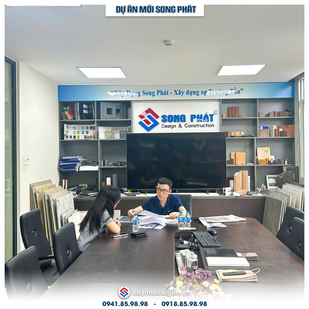 Chị Hà đến văn phòng để được tư vấn chi tiết về nhu cầu xây nhà