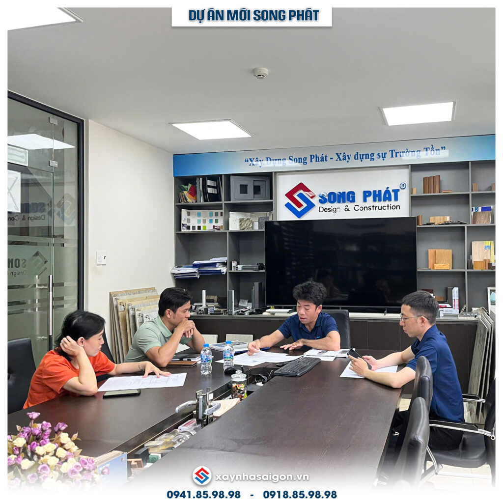 Gia đình anh Mai đến văn phòng tư vấn về nhu cầu xây dựng